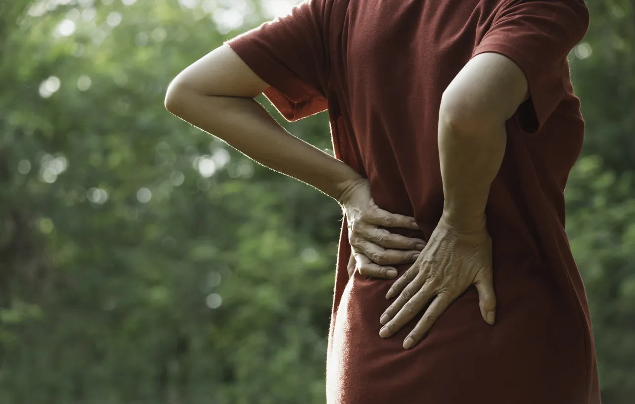 What are red flags for middle back pain